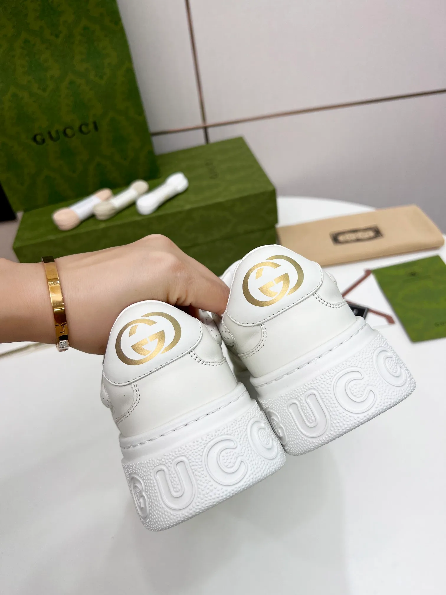 👟👟Ex-factory price 480👟👟 Women's Shoes Women's Clothing Gucci - New Chunky lightweight soft thick sole sports series! G's biscuit shoes for couples, Gucci counter style, and Gucci catwalk style! The style design is light, luxurious and retro...thick sole increases height...similar to an upgraded version of classic white shoes! Original customized cowhide fabric (classic old floral fabric, perforation, embossing process) original foam lightweight outsole, GG Logo on the heel, 4cm thick sole, classic Gucci webbing... Women's 35-40